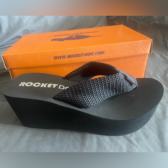 BRAND NEW. Never worn. Rocket Dog platform flip flops. Woman’s size 11. - Picture 4 of 4
